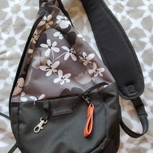 Sherpani Esprit Sling bag